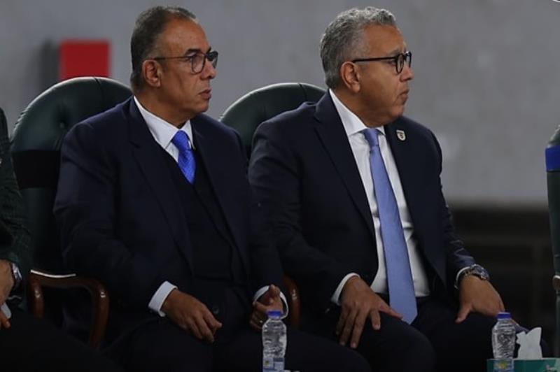 عمرو مصيلحي رئيس اتحاد السلة على اليسار